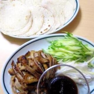 コチュジャン入り甘辛味噌で食べる鶏皮の北京ダック風